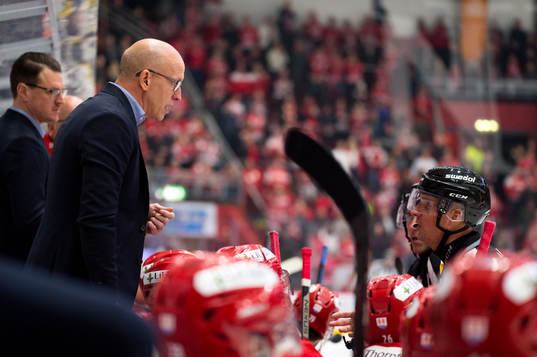 Timrås tränare Fredrik Andersson diskuterar med domaren