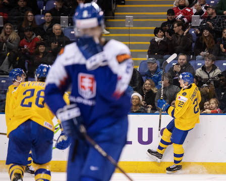 Isac Lundeström (R) of Sweden celebrates his 2-5 goal