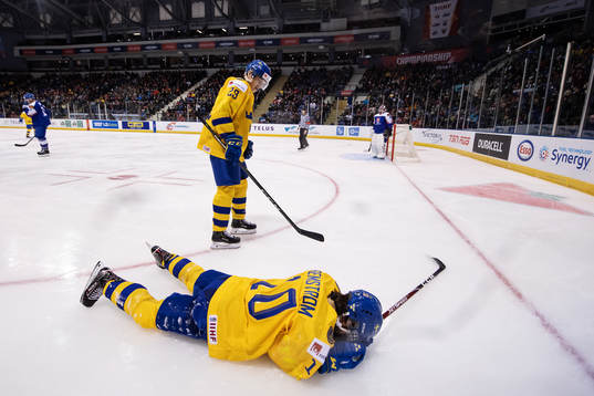 Pontus Holmberg sees Emil Bemström of Sweden lying down