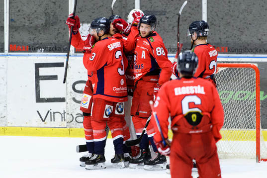 Hanhals Ludvig Rantanen jublar med sina lagkamrater