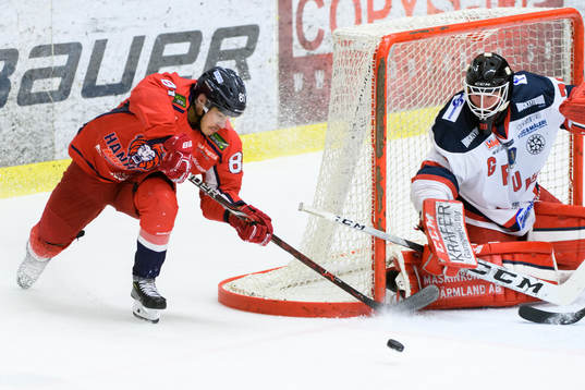 Hanhals Adam Willig och Grums målvakt David Tindefjord