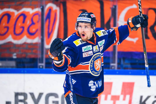 Växjös Brendan Shinnimin jublar