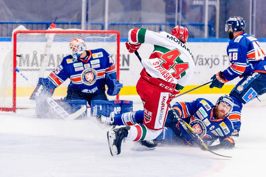 Växjös Liam Reddox slänger sig när Moras Matej Stransky