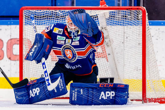 Växjös målvakt Viktor Andrén plockar en puck