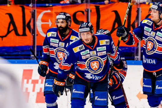 Växjös Lauri Tukonen jublar