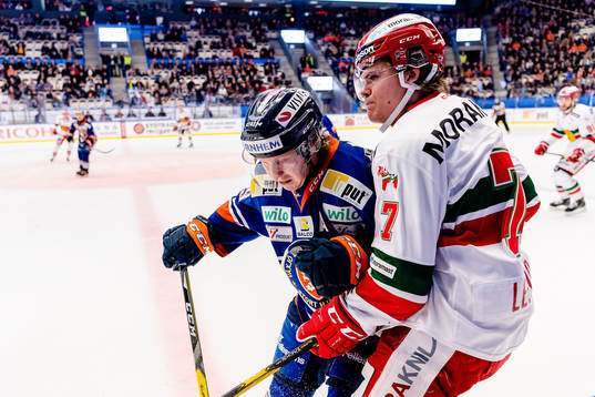 Växjös Tuomas Kiiskinen tacklar Moras Erlend Lesund