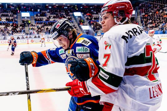 Växjös Tuomas Kiiskinen tacklar Moras Erlend Lesund