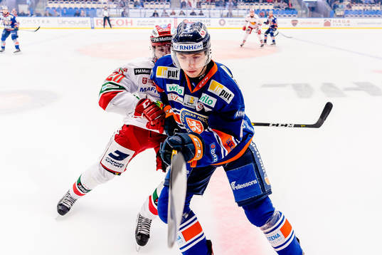 Moras Nils Carnbäck  tacklar Växjös Linus Högberg