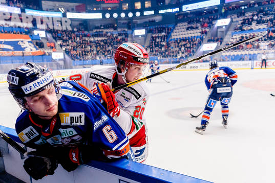 Moras Nils Carnbäck  tacklar Växjös Linus Högberg