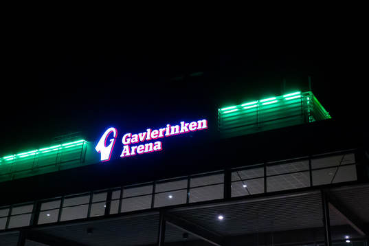 Exteriör av Gavlerinken Arena med skylt