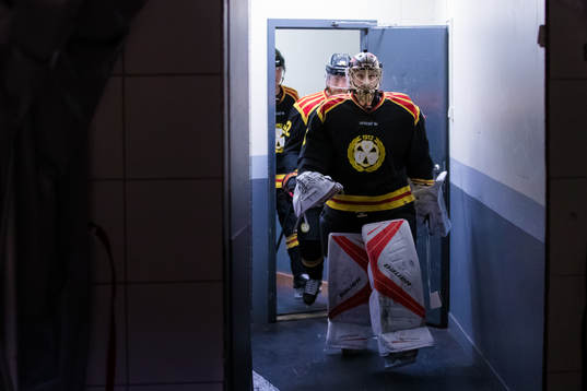 Brynäs målvakt Joacim Eriksson på väg ut tilln