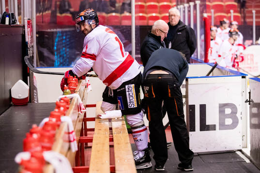 Örebros Aaron Palushaj får skridskorna slipade
