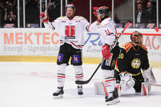 Örebros Jonathan Andersson jublar