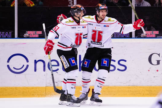 Örebros Anton Hedman (h) jublar med Kristian Näkyvä