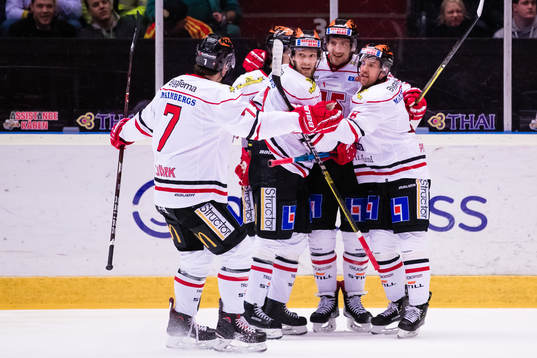 Örebros Anton Hedman (m) jublar med lagkamrater