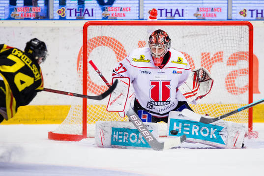 Örebros målvakt Eero Kilpeläinen med en räddning på