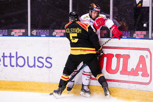 Brynäs Lukas Kilström tacklar Örebros Aaron Palushaj