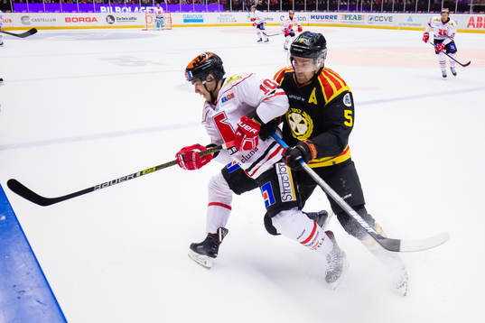 Brynäs Lukas Kilström tacklar Örebros Shane Harper