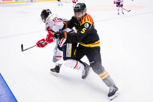 Brynäs Lukas Kilström tacklar Örebros Shane Harper