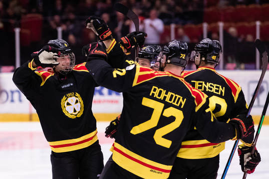Brynäs Victor Söderström (v) jublar med lagkamrater
