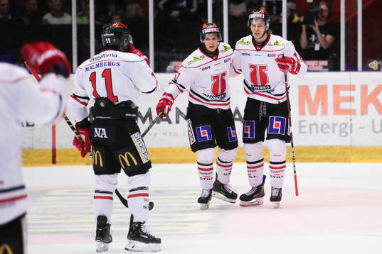 Örebros Rodrigo Abols jublar med lagkamrater