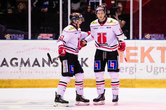 Örebros Rodrigo Abols (h) jublar med Kristian Näkyvä (v)