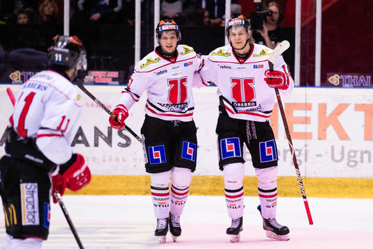 Örebros Rodrigo Abols (h) jublar med Kristian Näkyvä (v)