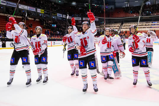 Örebros spelare jublar