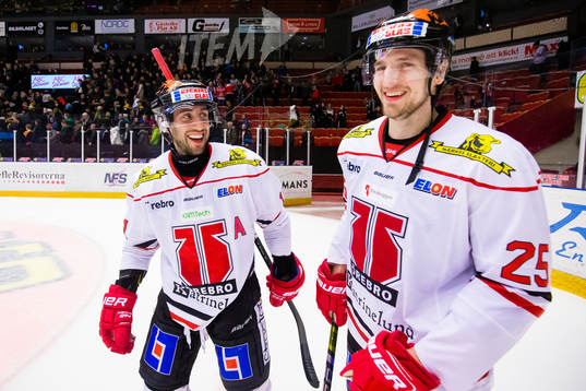 Örebros Aaron Palushaj (v) jublar med Örebros Anton