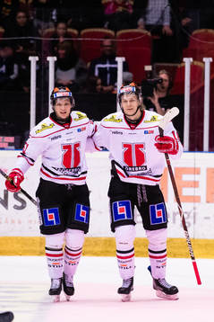 Örebros Rodrigo Abols (h) jublar med Kristian Näkyvä (v)