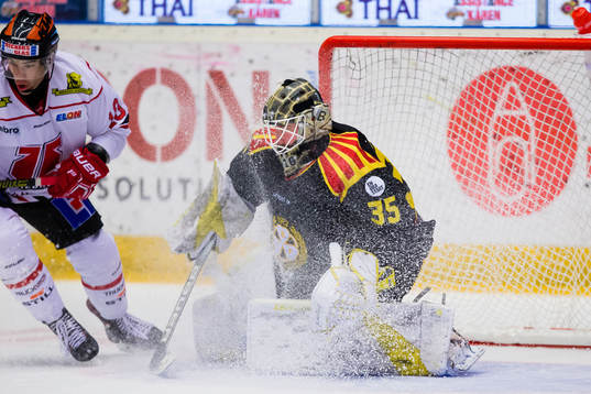 Brynäs målvakt David Rautio med en räddning