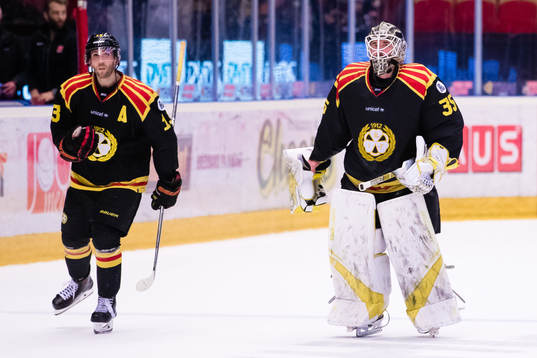 Brynäs Ryan Gunderson och målvakt David Rautio deppar