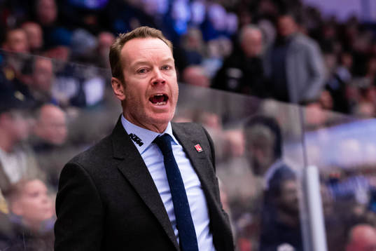 Örebros tränare Niklas Eriksson reagerar