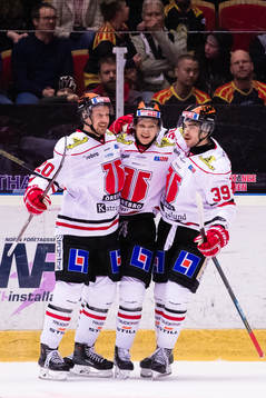 Örebros Kristian Näkyvä (m) jublar med Jordan Boucher