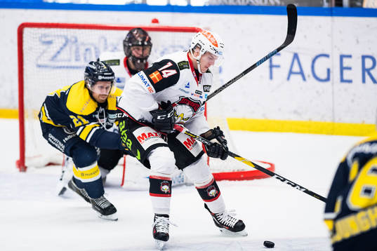 s Mattias Tedenby och Malmö Redhawks Carl-Johan Lerby i