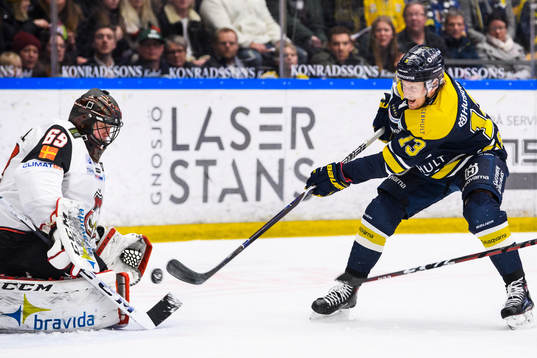 Malmö Redhawks målvakt Oscar Alsenfelt räddar ett skott
