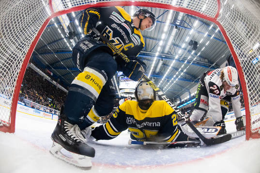 s Simon Önerud och målvakt Felix Sandström