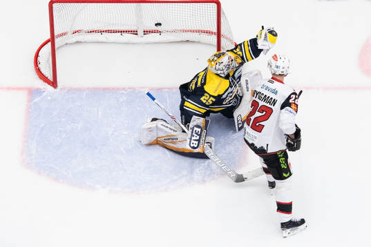 Malmö Redhawks Lars Bryggman ser Konstantin Komarek (ej i