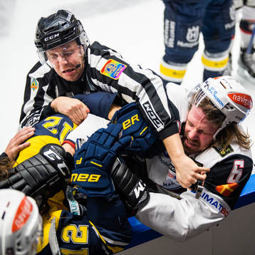 s Andreas Thuresson, Linjedomare Andreas Malmqvist och