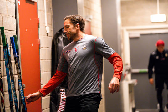 Frölundas Joel Lundqvist före ishockeymatchen i SHL