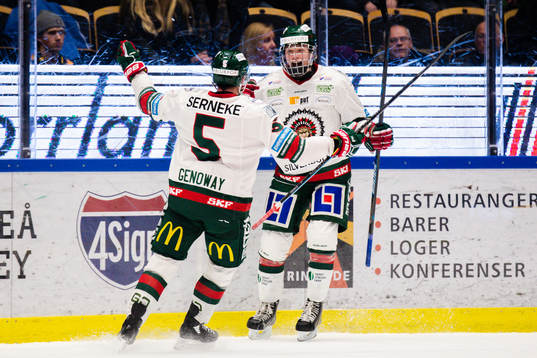 Frölundas Chay Genoway och Lucas Raymond jublar