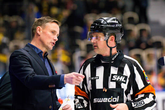 Frölundas tränare Roger Rönnberg pratar med domare