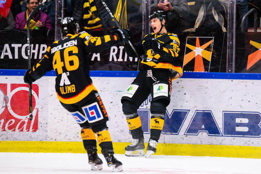 Skellefteås Mathis Olimb och Robin Alvarez jublar