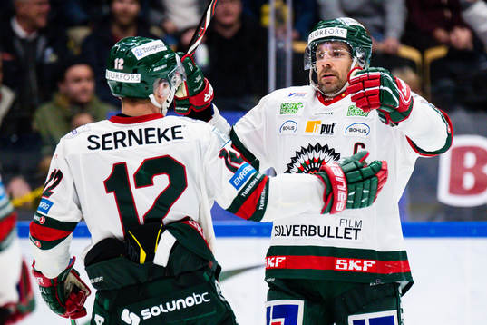 Frölundas Max Friberg och Joel Lundqvist jublar