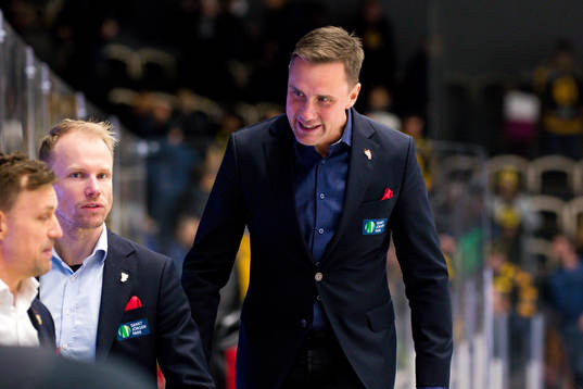 Frölundas tränare Roger Rönnberg jublar