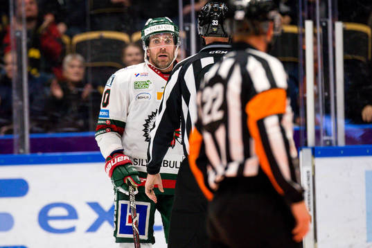 Frölundas Joel Lundqvist klagar på ett domslut av domare