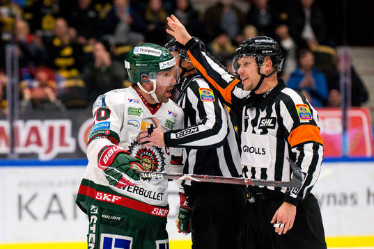 Frölundas Joel Lundqvist klagar på ett domslut av domare