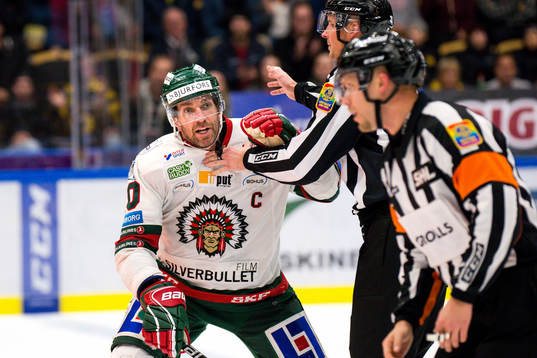 Frölundas Joel Lundqvist klagar på ett domslut av domare