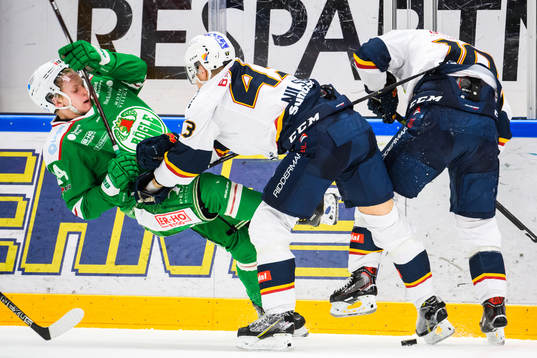 Djurgårdens Tom Nilsson tacklar Rögles Kevin Wennström