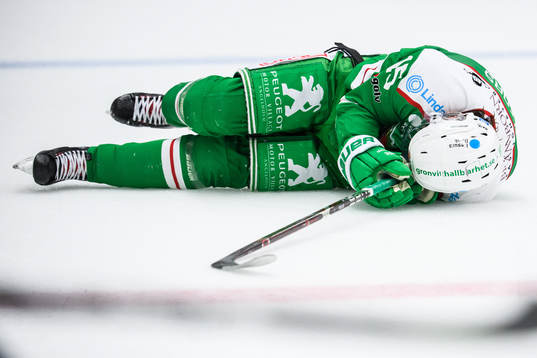 Rögles Simon Ryfors tar sig för ansiktet